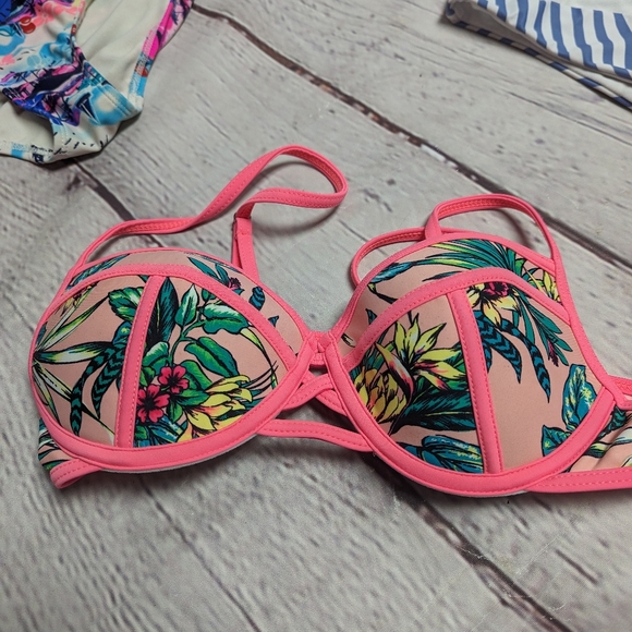 Size med swimsuit lot. Hawaiian, floral, stripes, Paisley. 044 - Picture 4 of 5